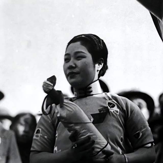 杜月笙二夫人陈帼英,究竟长什么模样,她在一次掷瓶礼上留下照片