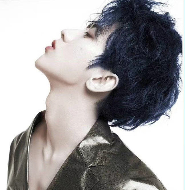 仰头喉结鲨,是你心中的完美视角嘛|喉结|视角|蔡徐坤_新浪新闻