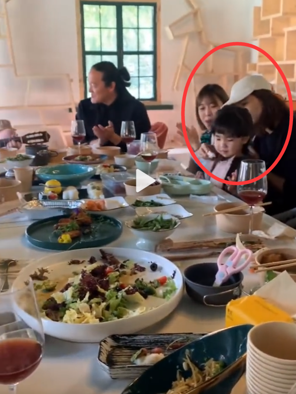 高圆圆获3岁女儿探班!女儿长发披肩,被妈妈称是梳小辫的赵又廷休闲区蓝鸢梦想 - Www.slyday.coM 高圆圆获3岁女儿探班!女儿长发披肩,被妈妈称是梳小辫的赵又廷休闲区蓝鸢梦想 - Www.slyday.coM