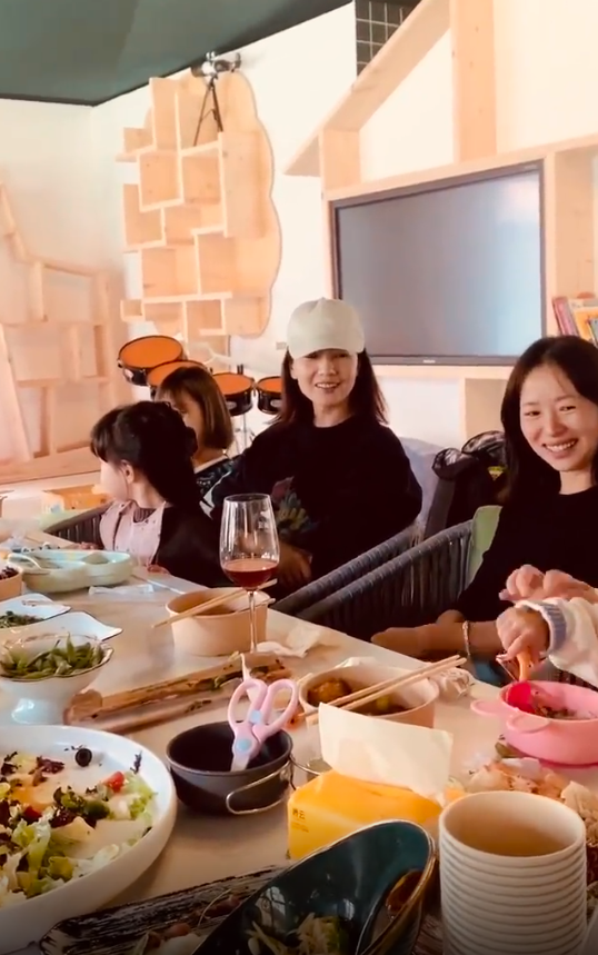 高圆圆获3岁女儿探班!女儿长发披肩,被妈妈称是梳小辫的赵又廷休闲区蓝鸢梦想 - Www.slyday.coM 高圆圆获3岁女儿探班!女儿长发披肩,被妈妈称是梳小辫的赵又廷休闲区蓝鸢梦想 - Www.slyday.coM