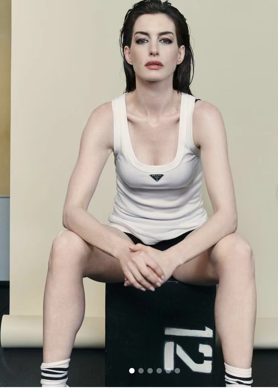 好莱坞女星安海瑟薇穿吊带举哑铃超火辣,自曝曾穿透明礼服被看光休闲区蓝鸢梦想 - Www.slyday.coM 好莱坞女星安海瑟薇穿吊带举哑铃超火辣,自曝曾穿透明礼服被看光休闲区蓝鸢梦想 - Www.slyday.coM