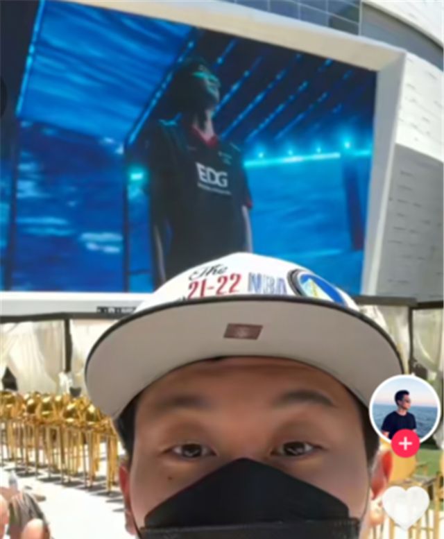 LOL再次跨圈:doinb跟王者选手当“同事”?勇士夺冠庆典出现EDG休闲区蓝鸢梦想 - Www.slyday.coM LOL再次跨圈:doinb跟王者选手当“同事”?勇士夺冠庆典出现EDG休闲区蓝鸢梦想 - Www.slyday.coM