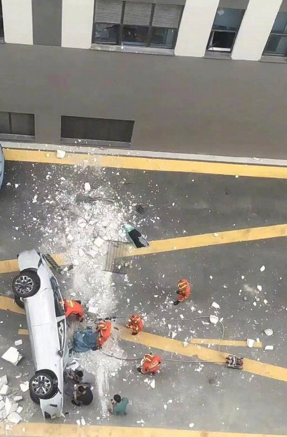 蔚来汽车创新港总部一辆测试车从三楼坠落，两名测试人员不幸身亡休闲区蓝鸢梦想 - Www.slyday.coM