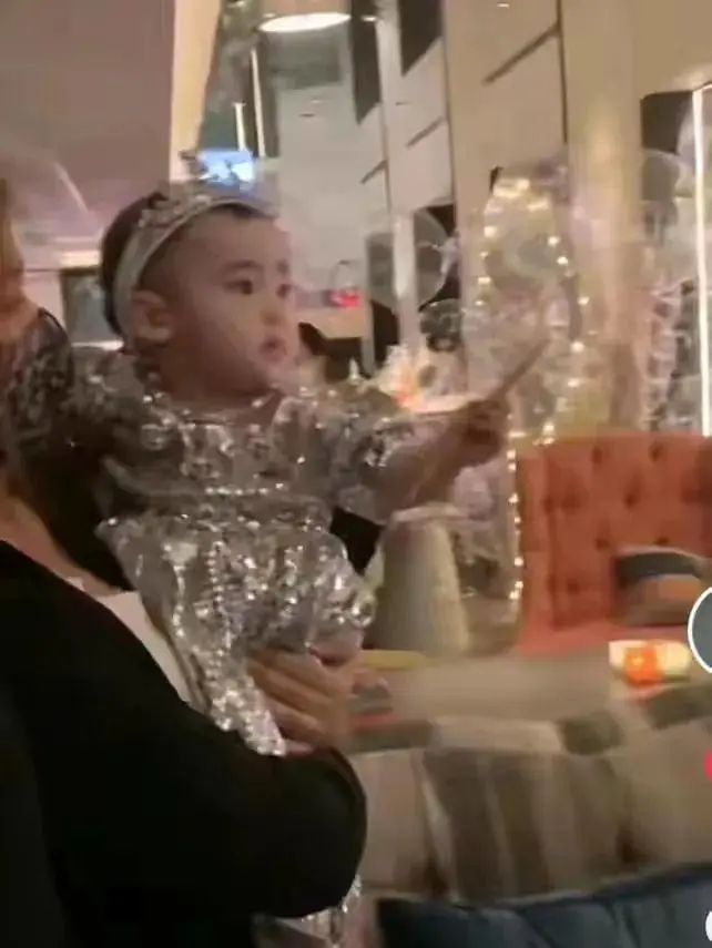 “爷孙恋”的男星有多离谱？有人81岁得女，有人儿子孙子同岁休闲区蓝鸢梦想 - Www.slyday.coM