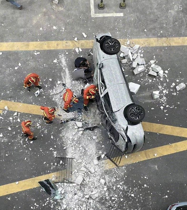蔚来汽车创新港总部一辆测试车从三楼坠落，两名测试人员不幸身亡休闲区蓝鸢梦想 - Www.slyday.coM