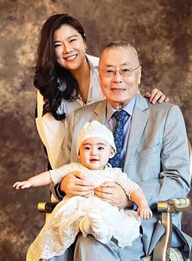 “爷孙恋”的男星有多离谱？有人81岁得女，有人儿子孙子同岁休闲区蓝鸢梦想 - Www.slyday.coM