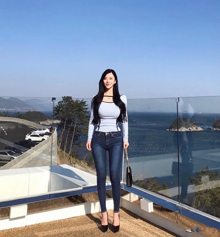 韩国"完颜"女神打破瘦规"葫芦"身材铅笔裤,绝美身材引关注