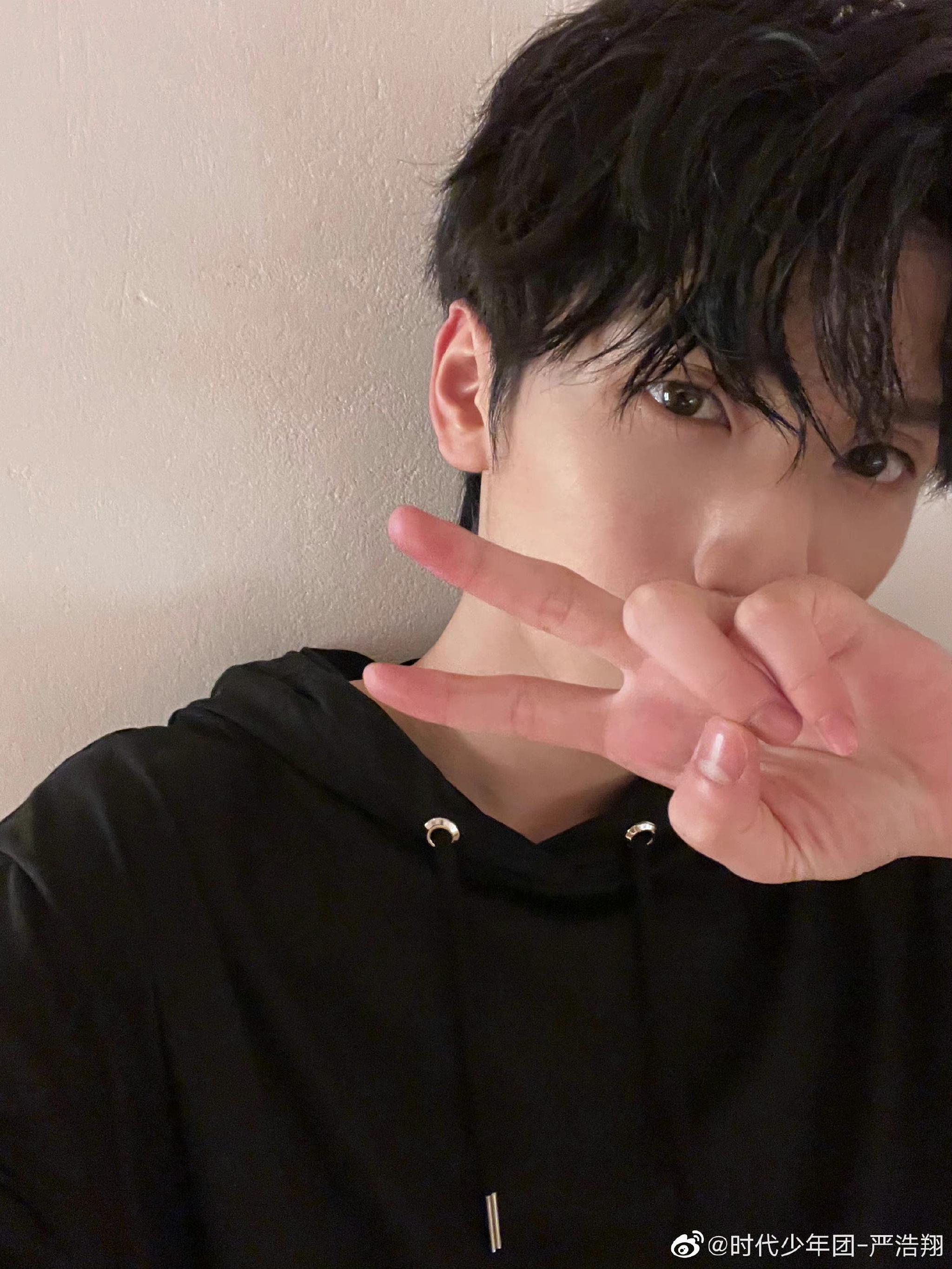 严浩翔比耶对镜自拍 严浩翔:夏天 all black酷哥浩翔