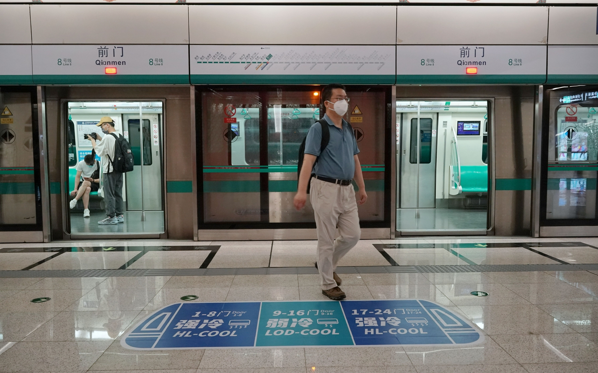 8号线前门站,站台地面贴有"强冷弱冷车厢"引导标志.