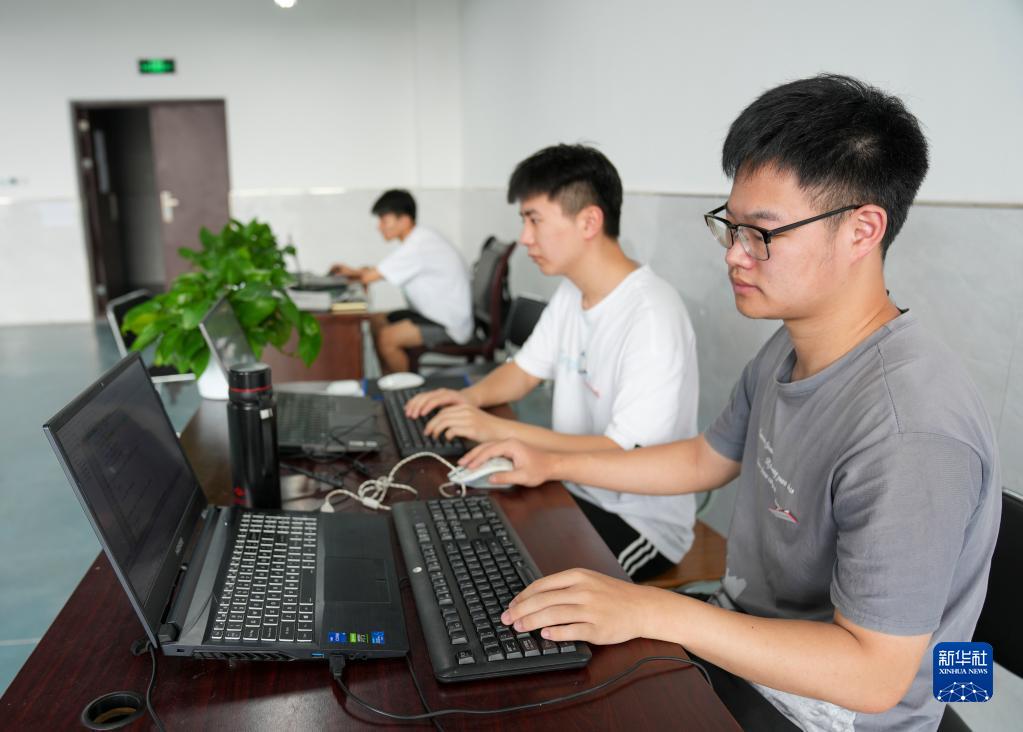 新华全媒丨在创新创业中成长的00后大学生