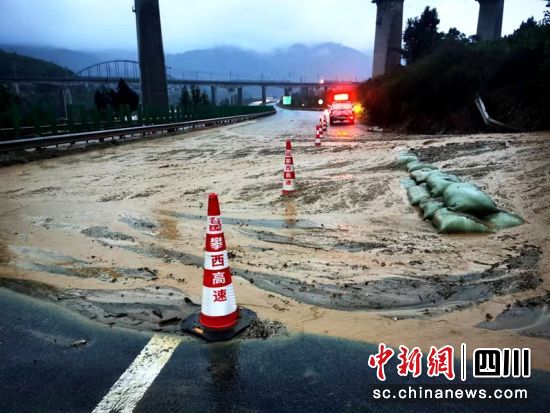 暴雨蓝色预警 四川38000余人提前转移避险休闲区蓝鸢梦想 - Www.slyday.coM