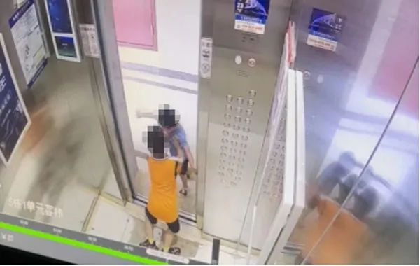 3岁男童17楼坠落，此前曾遭8岁孩子踢打！监控曝光，疑点重重！【930新闻眼】休闲区蓝鸢梦想 - Www.slyday.coM