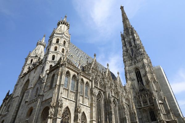 位于奥地利首都维也纳市中心的圣斯特凡大教堂是奥地利的标志性建筑。图片摄于2021年8月13日。（美联社）