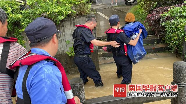 桂林灵川近9旬老人重病被洪水围困急需就医，救援人员紧急转送