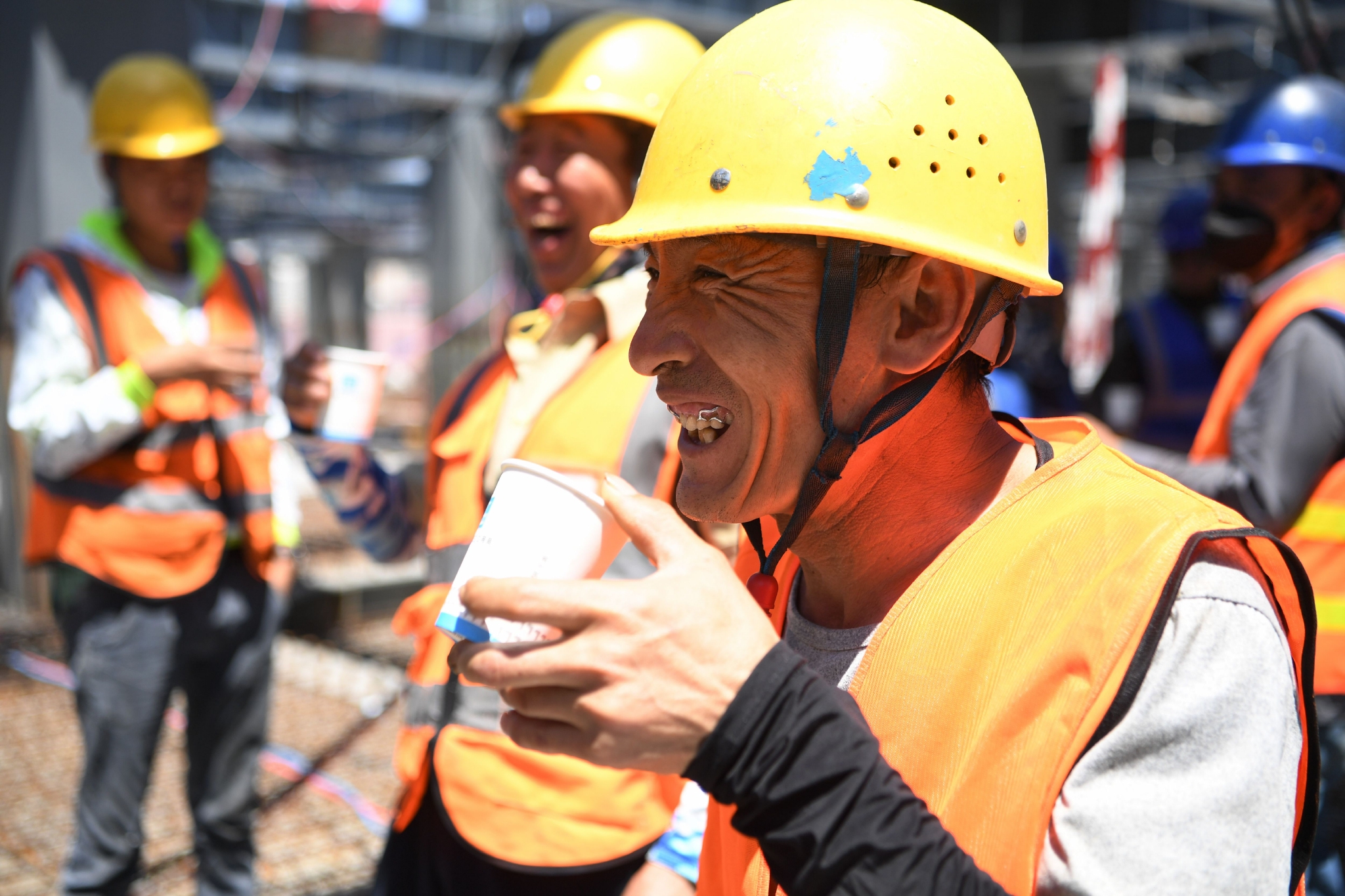 鏖战高温的城市建设者|甘肃省|医疗|陈斌_新浪新闻