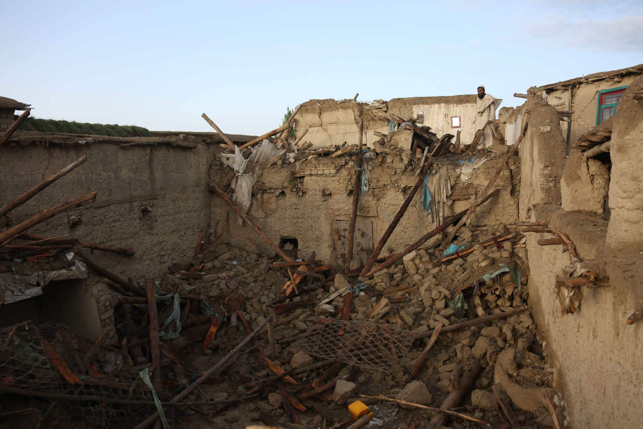 这是6月23日在阿富汗帕克提卡省拍摄的地震灾区的房屋废墟.