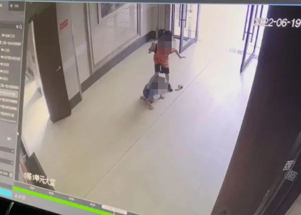 3岁男童17楼坠落，此前曾遭8岁孩子踢打！监控曝光，疑点重重！【930新闻眼】休闲区蓝鸢梦想 - Www.slyday.coM