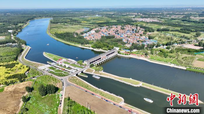 图为游船从北运河香河中心码头启航,驶往上游北京杨洼船闸方向.