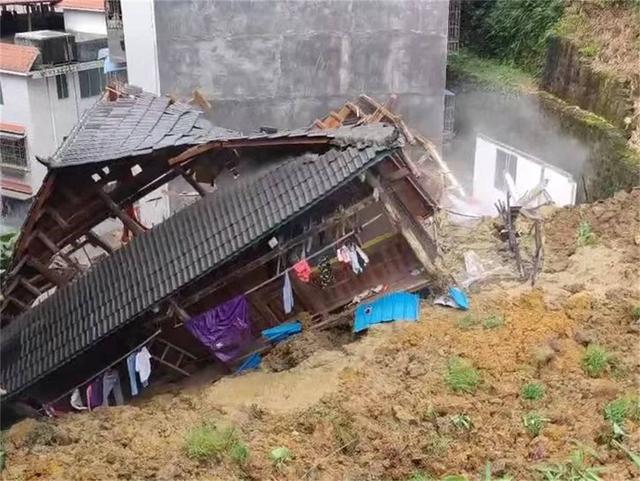 生死3分钟！桂林一民房瞬间被泥石流冲垮，屋内两名老人……