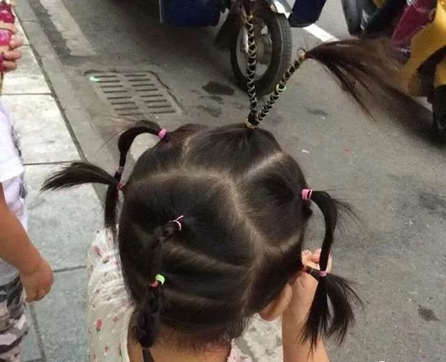 妈妈不在家，爸爸是这样给女儿扎头发的，最后一个笑喷了！休闲区蓝鸢梦想 - Www.slyday.coM