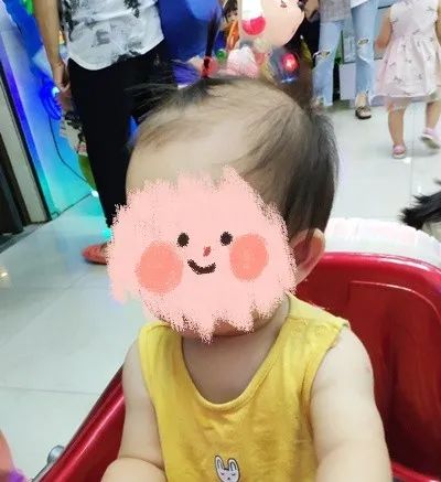 妈妈不在家，爸爸是这样给女儿扎头发的，最后一个笑喷了！休闲区蓝鸢梦想 - Www.slyday.coM