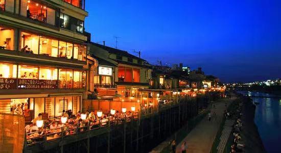 京都鸭川岸边的居酒屋在疫情后恢复了室外营业