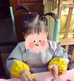 妈妈不在家，爸爸是这样给女儿扎头发的，最后一个笑喷了！休闲区蓝鸢梦想 - Www.slyday.coM