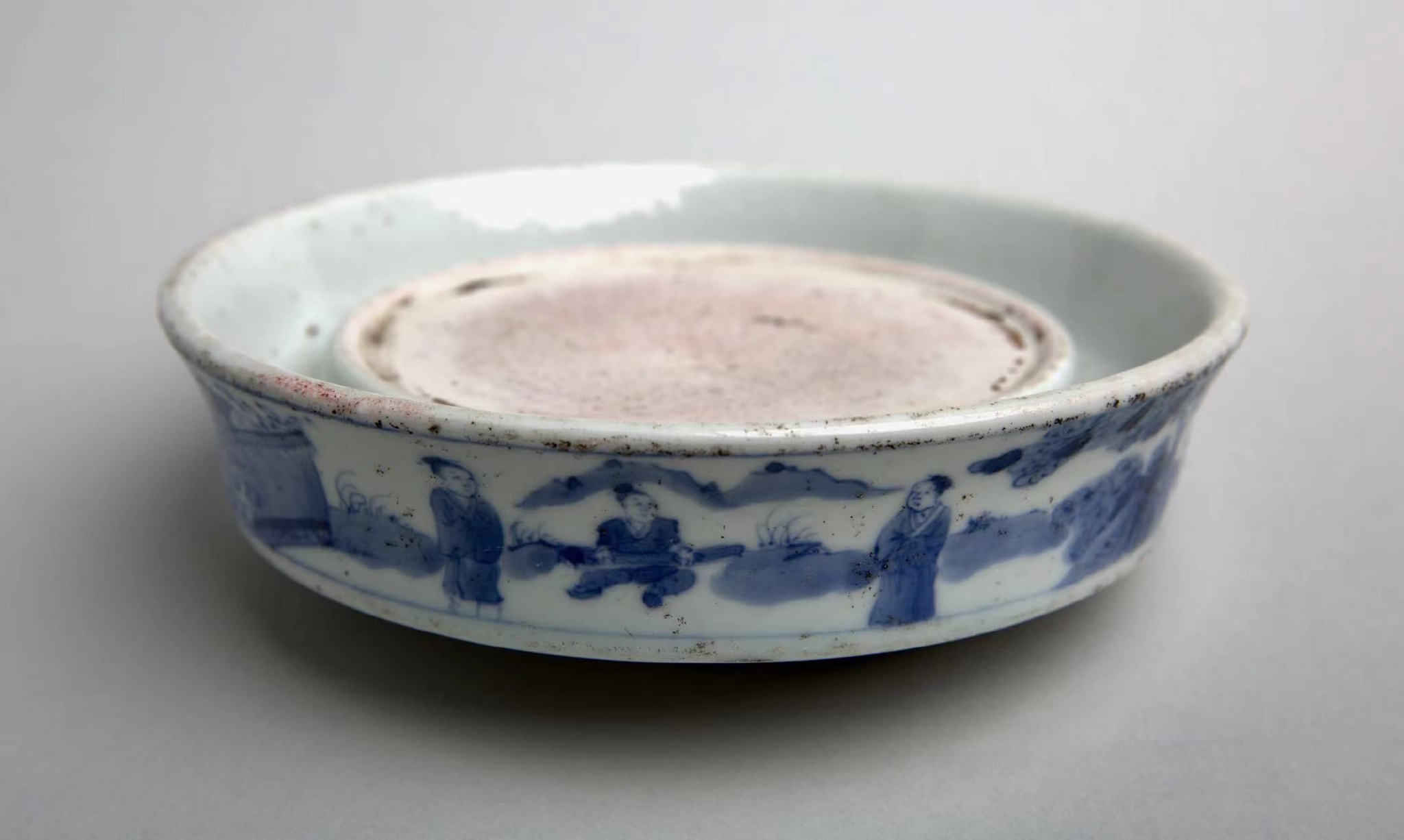 A fine iron-red and underglaze-blue 'dragon' dish, Seal mark