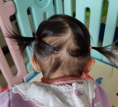 妈妈不在家，爸爸是这样给女儿扎头发的，最后一个笑喷了！休闲区蓝鸢梦想 - Www.slyday.coM