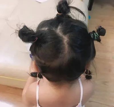 妈妈不在家，爸爸是这样给女儿扎头发的，最后一个笑喷了！休闲区蓝鸢梦想 - Www.slyday.coM