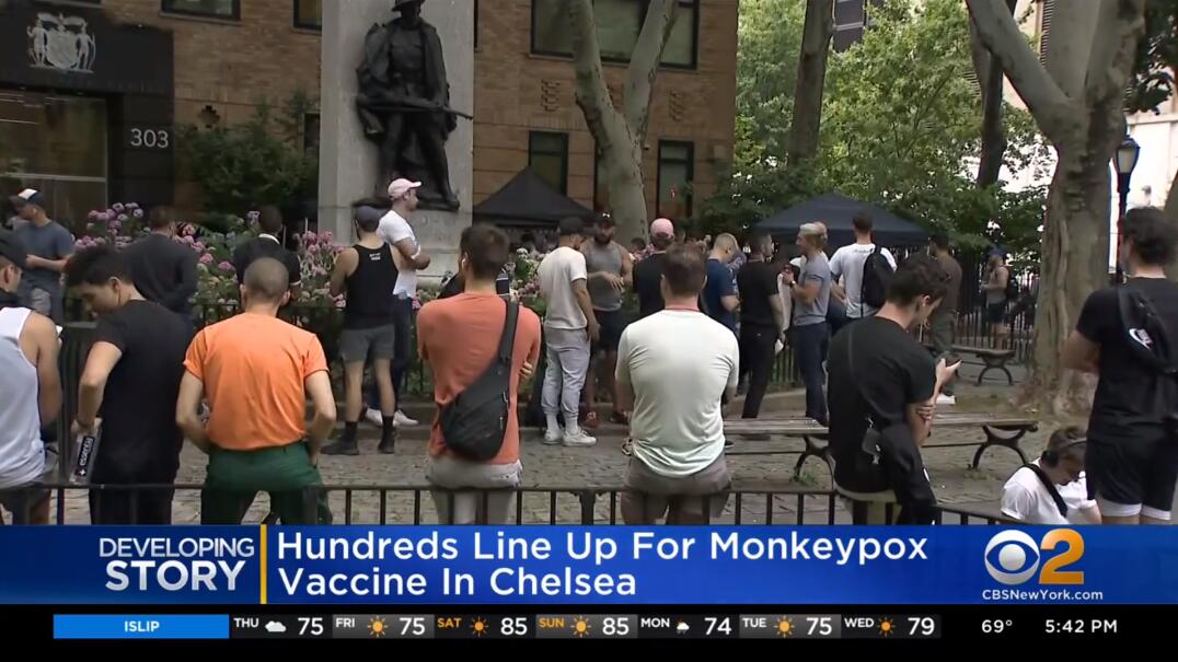 纽约市排队等待疫苗的人群 哥伦比亚广播公司新闻网（CBS News）报道截图