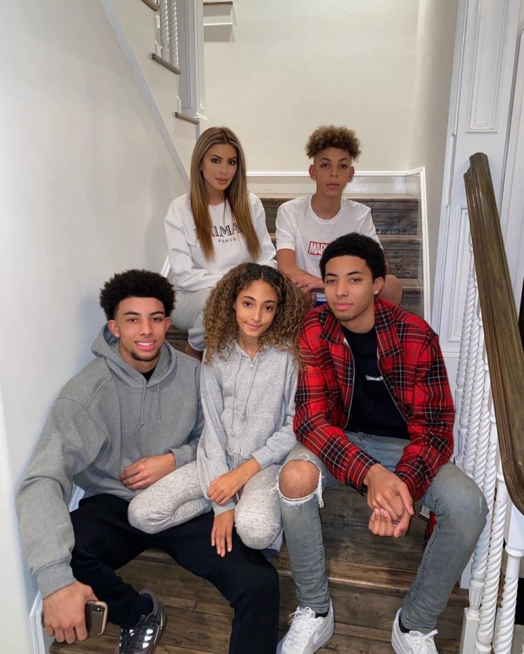 小皮蓬签约湖人全家人开香槟庆祝老皮蓬与儿子们拥抱泪流满面