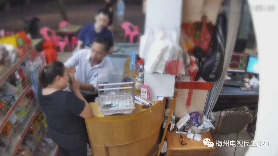 有人在闹市区养蜂？已有店主眼睛被蛰，肿了一张脸休闲区蓝鸢梦想 - Www.slyday.coM