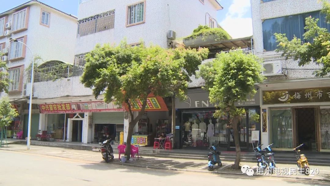 有人在闹市区养蜂？已有店主眼睛被蛰，肿了一张脸休闲区蓝鸢梦想 - Www.slyday.coM