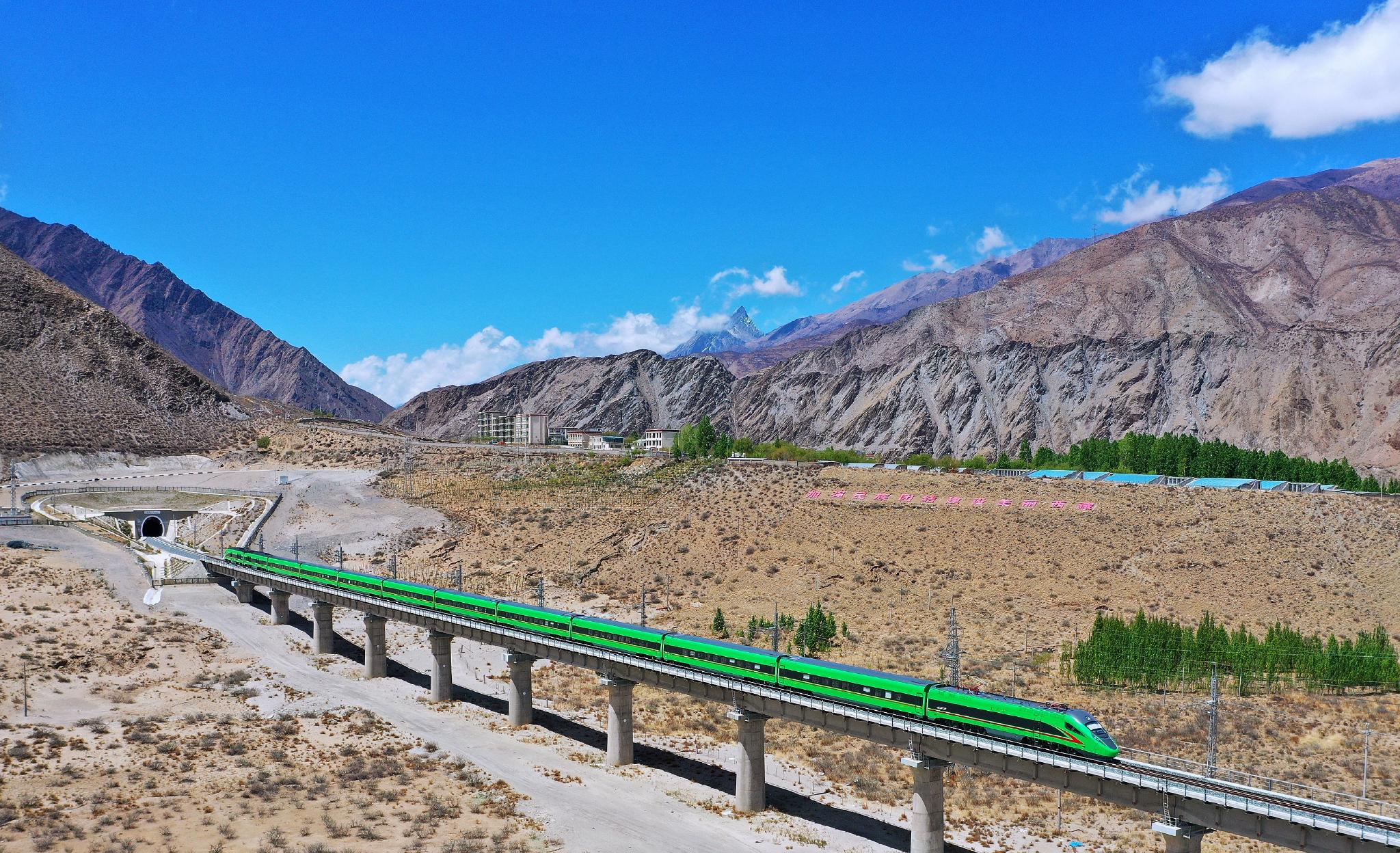 拉林铁路迎来通车一周年|铁路|列车|山南市_新浪新闻
