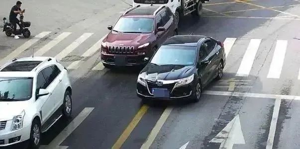 前车出现故障难以移动，车主压实线变道被扣3分，正确做法是什么休闲区蓝鸢梦想 - Www.slyday.coM