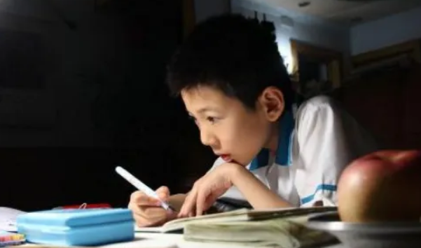 爸爸每天辅导孩子功课到深夜，结果数学只考6分，爸爸当场被气哭休闲区蓝鸢梦想 - Www.slyday.coM