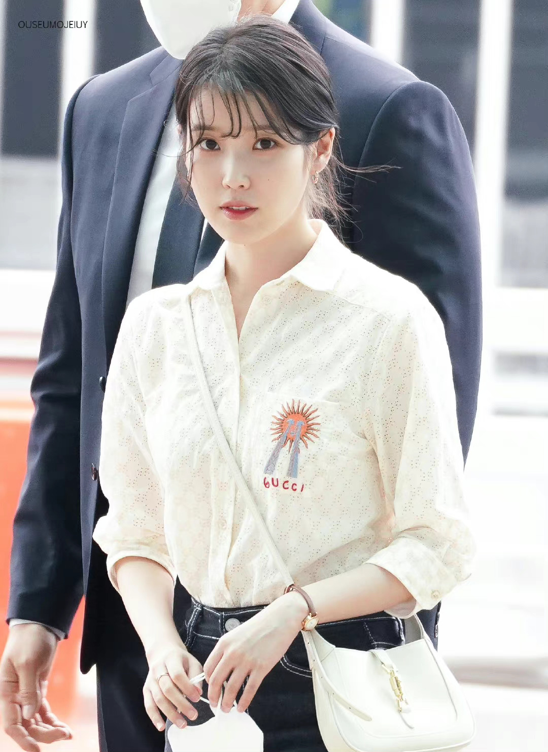 iu仁川机场高清饭拍生图77新闻图 简单的衬衫搭配牛仔裤