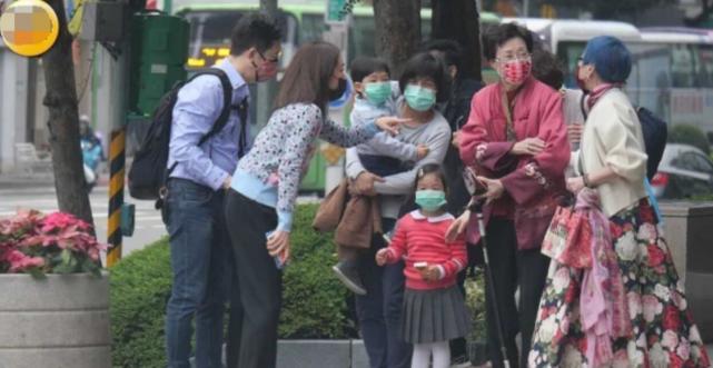 庾澄庆晒照意外曝光5岁女儿俊俏侧脸,鼻梁高挺瓜子脸,颜值超高休闲区蓝鸢梦想 - Www.slyday.coM 庾澄庆晒照意外曝光5岁女儿俊俏侧脸,鼻梁高挺瓜子脸,颜值超高休闲区蓝鸢梦想 - Www.slyday.coM