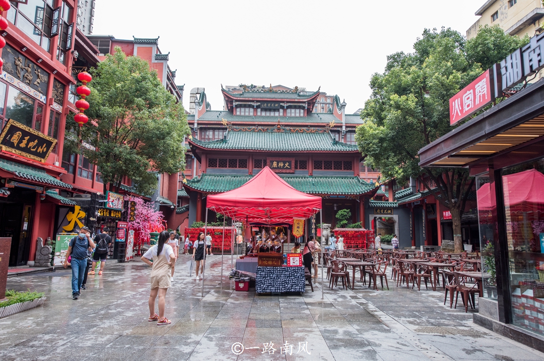 400多年的长沙火宫殿摇身变成网红景区吃喝玩乐让人流连忘返