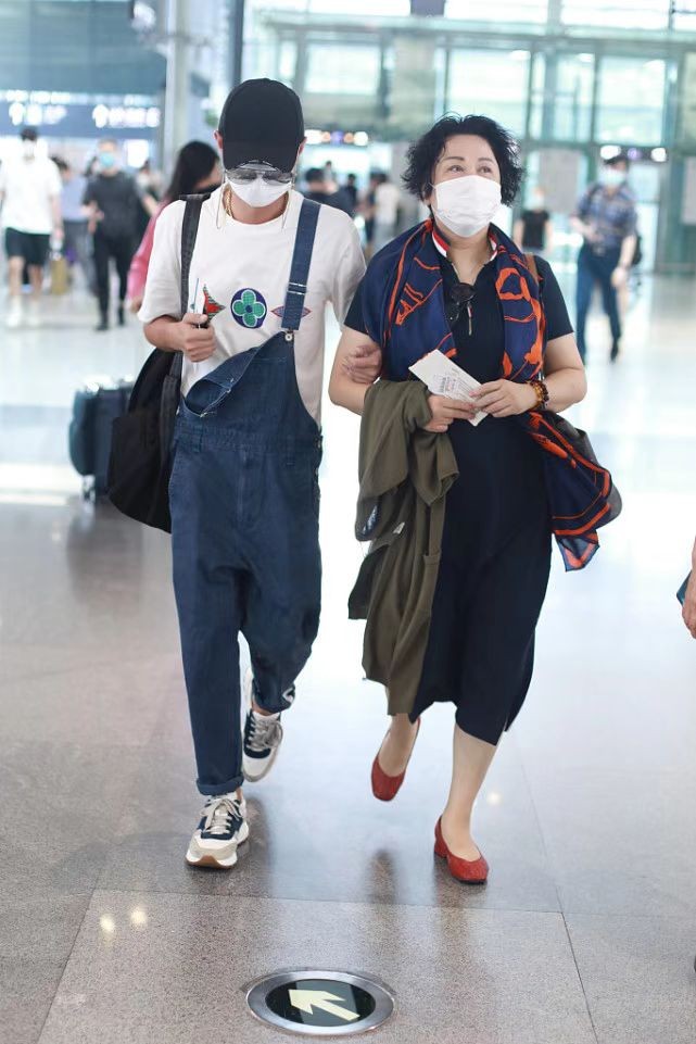 文章妈妈也是大女人,贵妇打扮一看就强势,他穿背带裤变乖宝宝休闲区蓝鸢梦想 - Www.slyday.coM 文章妈妈也是大女人,贵妇打扮一看就强势,他穿背带裤变乖宝宝休闲区蓝鸢梦想 - Www.slyday.coM