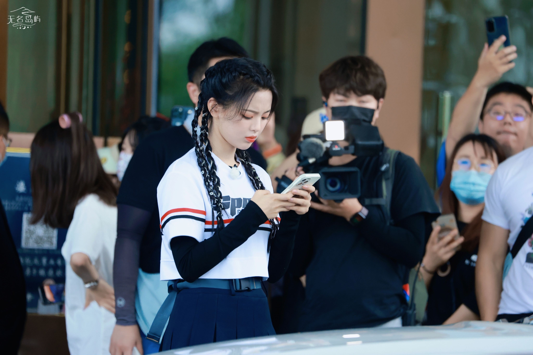 杨超越极限挑战今日录制路透 脏辫赛车服造型又酷又可爱!