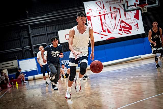 陈宝莲遗孤晒近照庆祝20岁生日！打扮新潮高大帅气，曾渴望当艺人休闲区蓝鸢梦想 - Www.slyday.coM