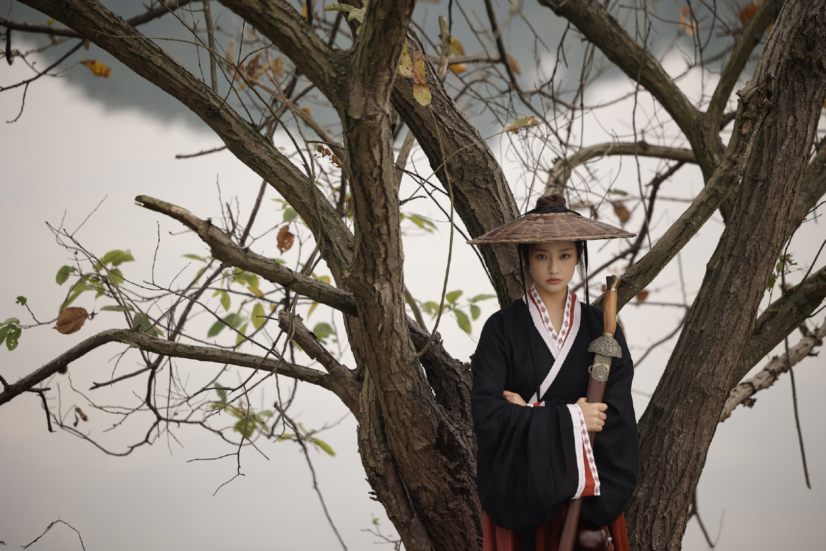 欢娱影视演员吴佳怡six最新古装大片释出醉卧林野