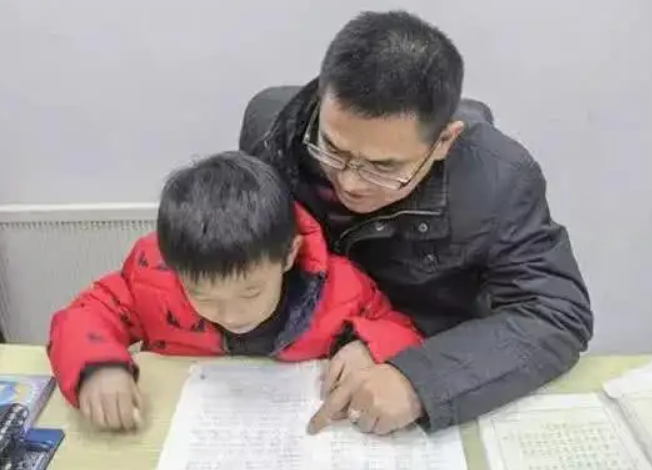 爸爸每天辅导孩子功课到深夜，结果数学只考6分，爸爸当场被气哭休闲区蓝鸢梦想 - Www.slyday.coM