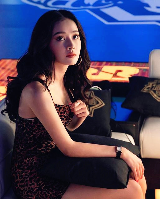 越南"国宝"级女神 颜值巅峰顶级代言 搭配丝带裙显s曲线