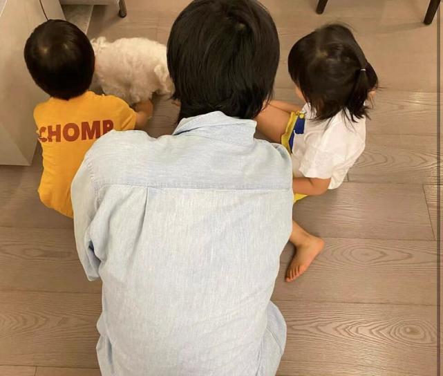 庾澄庆晒照意外曝光5岁女儿俊俏侧脸,鼻梁高挺瓜子脸,颜值超高休闲区蓝鸢梦想 - Www.slyday.coM 庾澄庆晒照意外曝光5岁女儿俊俏侧脸,鼻梁高挺瓜子脸,颜值超高休闲区蓝鸢梦想 - Www.slyday.coM