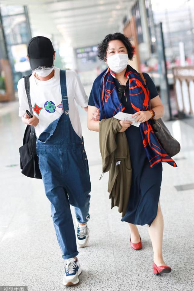 文章妈妈也是大女人,贵妇打扮一看就强势,他穿背带裤变乖宝宝休闲区蓝鸢梦想 - Www.slyday.coM 文章妈妈也是大女人,贵妇打扮一看就强势,他穿背带裤变乖宝宝休闲区蓝鸢梦想 - Www.slyday.coM