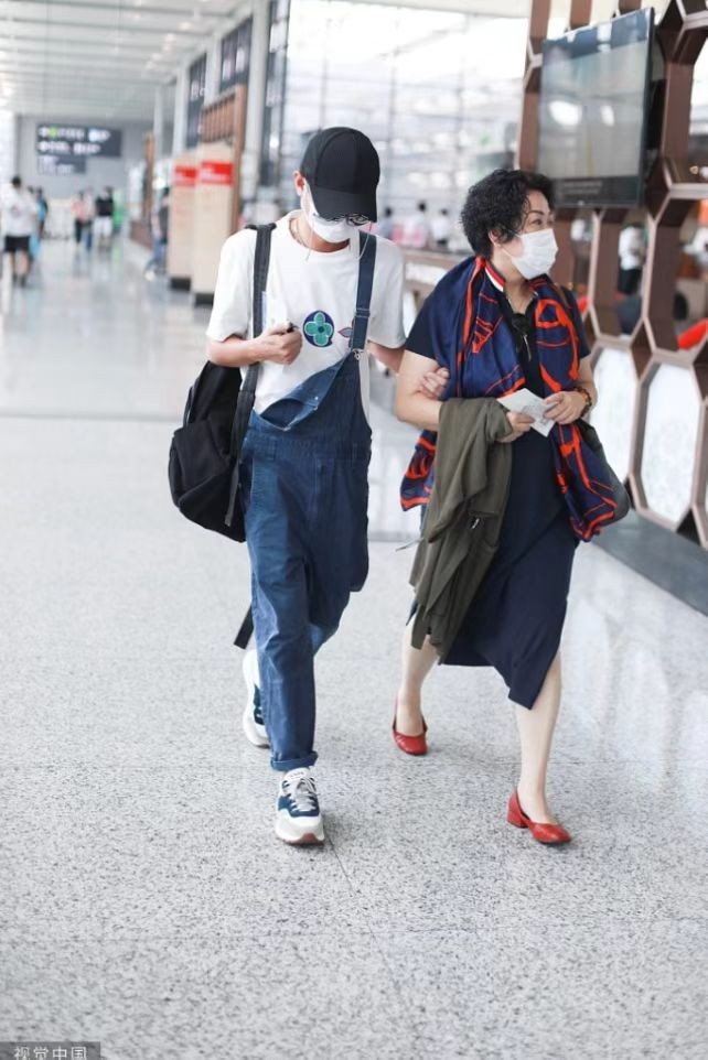 文章妈妈也是大女人,贵妇打扮一看就强势,他穿背带裤变乖宝宝休闲区蓝鸢梦想 - Www.slyday.coM 文章妈妈也是大女人,贵妇打扮一看就强势,他穿背带裤变乖宝宝休闲区蓝鸢梦想 - Www.slyday.coM