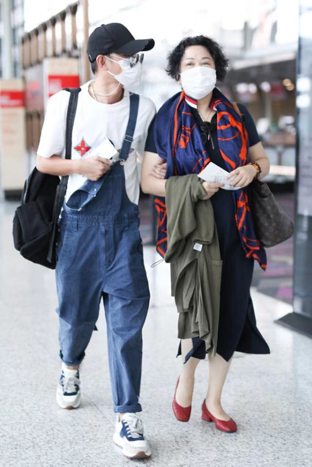 文章妈妈也是大女人,贵妇打扮一看就强势,他穿背带裤变乖宝宝休闲区蓝鸢梦想 - Www.slyday.coM 文章妈妈也是大女人,贵妇打扮一看就强势,他穿背带裤变乖宝宝休闲区蓝鸢梦想 - Www.slyday.coM